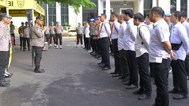 Pastikan Keamanan Personel,Wakapolda Jambi Cek Kelayakan Senpi Milik Anggota,